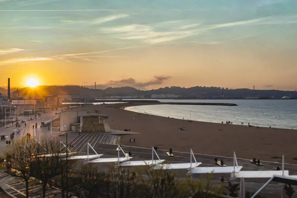 Amanecer sobre el paseo marítimo y la playa