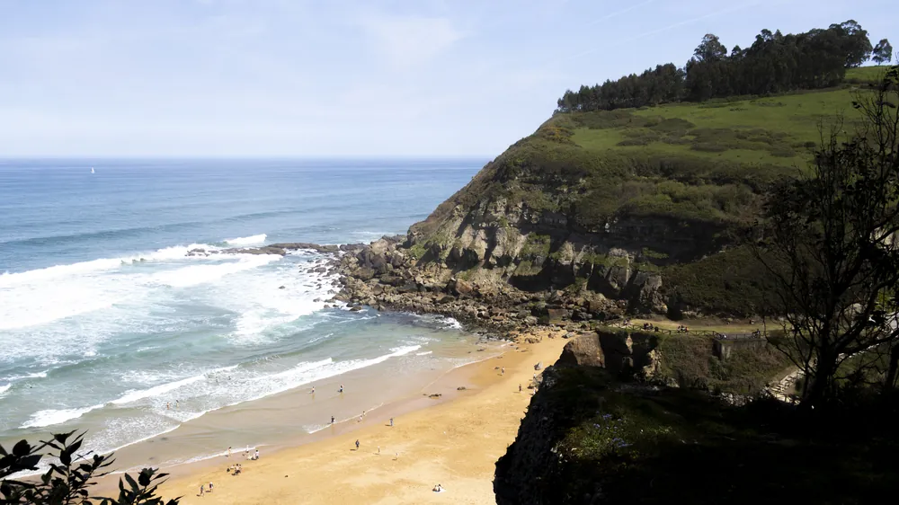 Playa vista desde el cabo, con el acantilado cerrando el encuadre