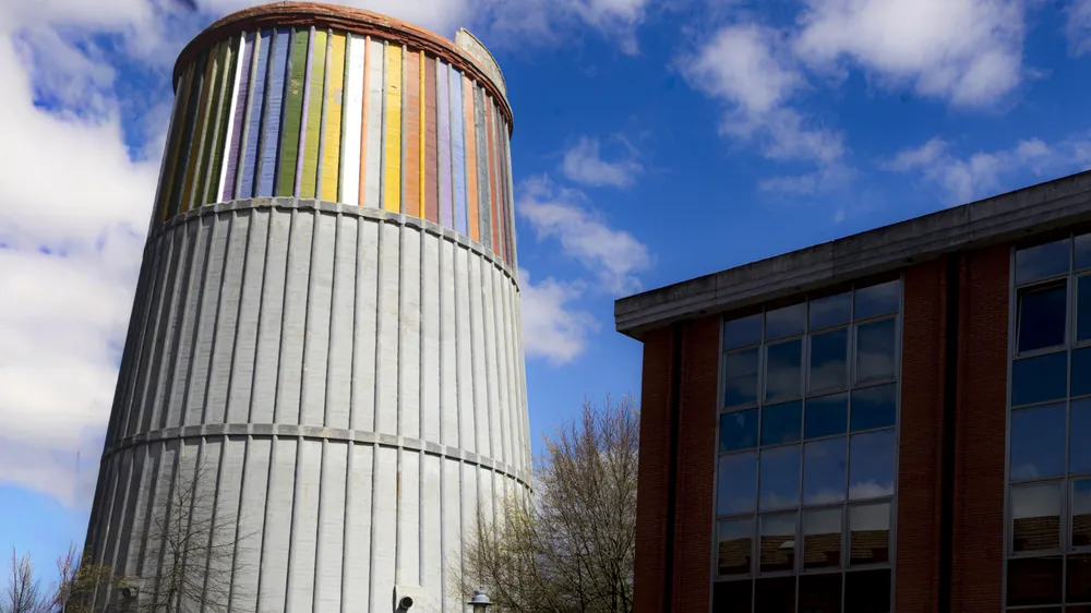 Torre cónica de hormigón rematada con vidrieras de colores