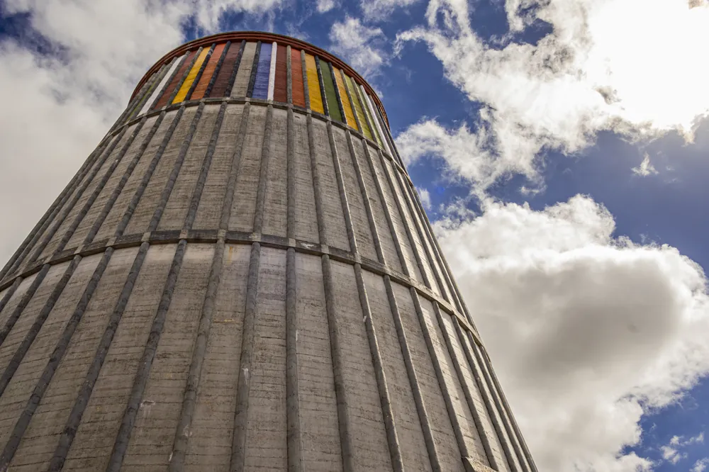 La torre cónica desde abajo, las vidrieras encendidas por el sol