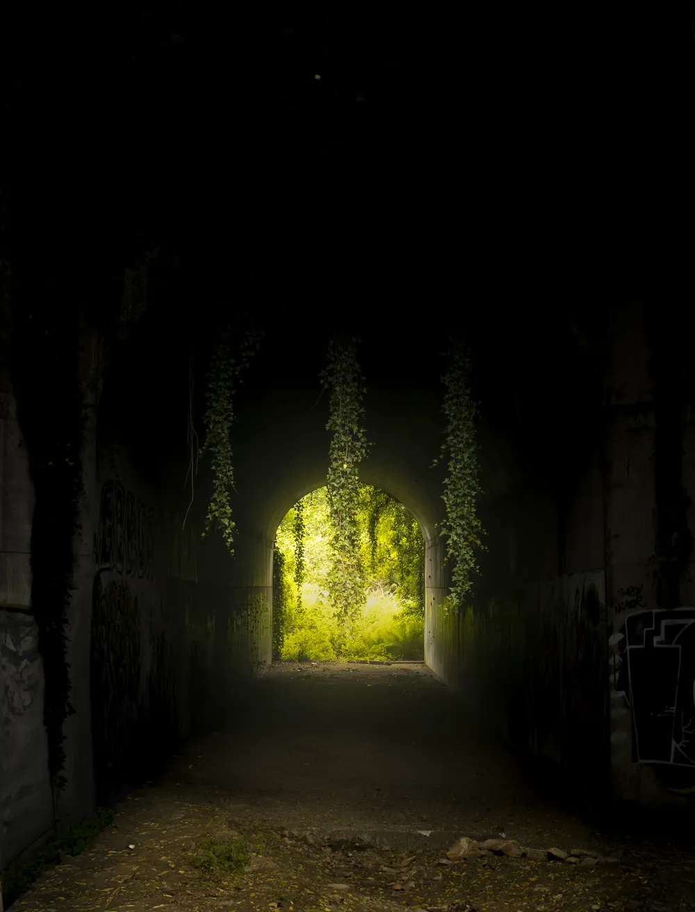Túnel oscuro con la salida encendida en verde